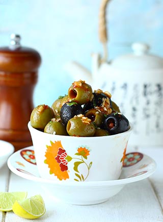 Schezwan Olives 